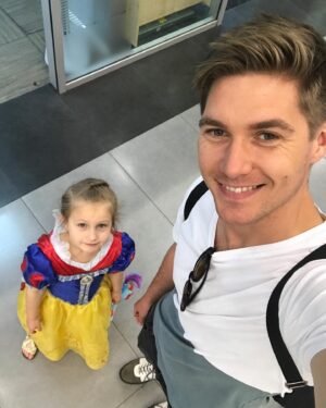Volodymyr Ostapchuk Instagram - Емілія, моя principessa 👑

Дякую, що колись обрала мене бути Твоїм татом 

Я безмежно Тебе люблю to the Moon and Back 

З Твоїм 10 днем народження 🫶

Ти зараз дуже далеко, але найближче в самому серці 

і дякую твоїй мамі за Тебе

Твій татусь