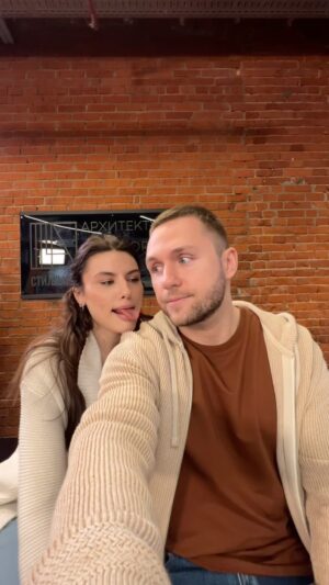 Vsevolod Sokolovskiy Instagram - Олег и Кира «созданы друг для друга» 🤣👌🏽🤦🏼‍♂️

А Костя Белошапка, как видите, уже стучится в наши двери…)

#постучисьвмоюдверь