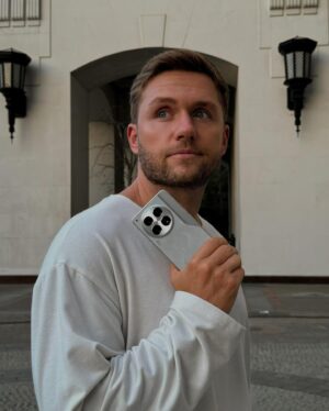 Vsevolod Sokolovskiy Instagram - Почти вся моя жизнь связана с медиа!

Для меня это имеет особое значение, ведь как это здорово – спустя время смотреть на видео или фото и вспоминать счастливые моменты жизни. В каждом таком кадре хранится своя история, способная на миг вернуть тебя в прошлое. И как бывает обидно, когда не получается поймать момент: не так упал свет, не работает фокус или видео получилось нечетким. 

А со смартфоном CAMON 30 Premier 5G я забыл об этой проблеме. Теперь любой момент моей жизни сохранится в видео в 4К: в темное время суток, в движении или просто высокодетализированная и яркая съемка повседневной жизни - всегда!

Смартфон CAMON 30 Premier 5G от @tecnorussia выделяется продвинутыми возможностями съемки при сложных условиях, а также съемки видео 4K 60 к/с не только на основную, но и на ультраширокоугольную и фронтальную камеры. Для меня, как творческого человека, это действительно важно. 

Успейте и вы запечатлеть свои счастливые моменты вместе с CAMON 30 Premier 5G ❤️

#TECNO #Camon30Series #ИсторияВкаждомКадре