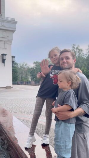 Vsevolod Sokolovskiy Instagram - наша маленькая жизнь 🤍🪄🫶🏽

я бы озвучила этот рилс, но не могу, проводила с комом в горле, сердце разрываются и слёзы, которые невозможно сдержать 🤍🤍🤍

дети - самая большая и чистая любовь в этом мире 

удивительное время вместе, не без трудностей, но всё это один большой красивый процесс🙏🏽 

в следующем рилс расскажу, чему он нас научил, а пока так 🤍

наша маленькая Ми🫶🏽