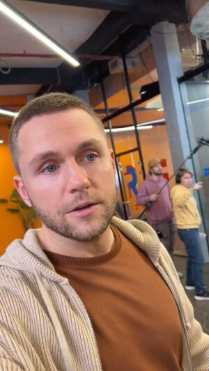 Vsevolod Sokolovskiy Instagram - Мы жили на площадке почти год))) Спать на площадке - это норма! Кстати, это был наш оператор Артур🤣👌🏽

#постучисьвмоюдверь