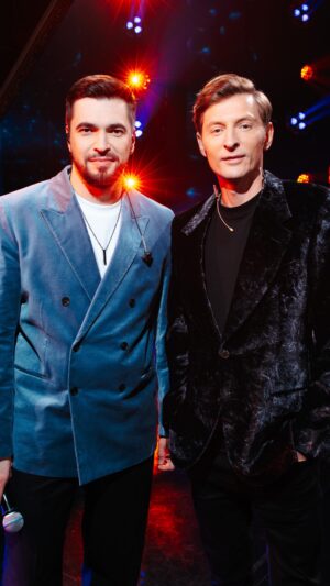 Vyacheslav Makarov Instagram - Скоро у меня День Рождения, а значит, что не только себя, но и всех Водолеев февральских поздравляю с личным праздником🎂
А в подарок для всех прозвучит песня «Знак Водолея» на @volyashow 
Дареному коню в зубы не смотрят, но мне можно смотреть 🐎
Благодарю за очень красивый номер и идею с потусторонним зеркальным  миром kozar_vasya 🔥
Style @tatyana.smit.style 👔 
Sound @andreycherniy 
Мощные  @pavelvolyaofficial и @sobolev_tut 
⠀
Уже посмотрели выпуск?
⠀
#вячеславмакаров #шоуволи #винтаж #знакводолея #певец #молодец #ведущий