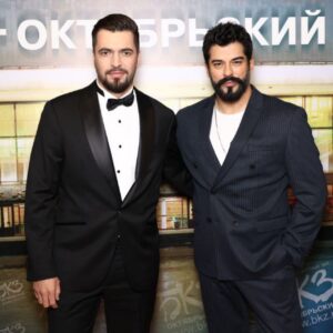 Vyacheslav Makarov Instagram - Фото с мировой звездой @burakozcivit ✅ 
Это были незабываемые 2 дня!
Москва Crocus City Hall и Санкт-Петербург БКЗ «Октябрьский», где с аншлагом прошёл киноконцерт
 «Музыка турецких сериалов» с участием @burakozcivit 
Это невероятное удовольствие брать интервью у международного артиста на глазах 7000 зрителей.
Мы как будто сидели на кухне:
легко, весело, а иногда по-философски говорили о важном.
И всё это в сочетании с фантастически красивой музыкой в исполнении симфонического оркестра.
Благодарю огромную команду за этот необычный и масштабный проект во главе с @fedulova13 
Бурак абсолютно открытый, легкий, настоящий артист с большим уважением ко всем вокруг👍
Мы бы могли говорить на сцене до утра 😂
К слову,сериал «Чёрная любовь» 
вышел в 110 странах мира на 50 языках 😱
⠀
P.s:Отдельное счастье было представить свою новую песню «Беги», которую зрители приняли невероятно тепло❤️
29 февраля её можно будет слушать везде🙏

#вячеславмакаров #славамакаров #певец #ведущий #турецкиесериалы #буракозчивит