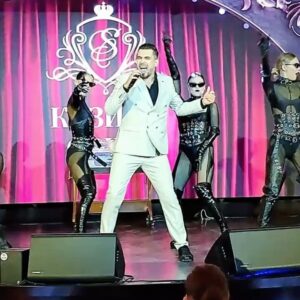Vyacheslav Makarov Instagram - При просмотре данного видео  можно даже ПИКСЕЛЬнуть 🤣
Очень скептически отношусь к качеству видео с телефона, но вы так просили меня оставить хотя бы фрагментально в ленте выступление из Сочи,
то кто я такой, чтобы вам отказывать в этом ?!😀
Листай карусель 🎠
⠀
Балет @fantomasshow 
#ВячеславМакаров #славамакаров #певец #ведущий
