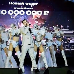Vyacheslav Makarov Instagram - При просмотре данного видео  можно даже ПИКСЕЛЬнуть 🤣
Очень скептически отношусь к качеству видео с телефона, но вы так просили меня оставить хотя бы фрагментально в ленте выступление из Сочи,
то кто я такой, чтобы вам отказывать в этом ?!😀
Листай карусель 🎠
⠀
Балет @fantomasshow 
#ВячеславМакаров #славамакаров #певец #ведущий