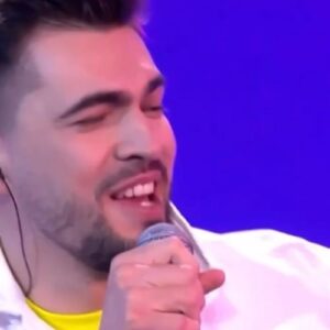 Vyacheslav Makarov Instagram - Мой почувствуй вайб и на счастье сделай свайп.
А счастье у каждого своё, хоть и общество всегда устанавливает свои стереотипы состояния счастья 👀
Голова не болит-уже счастье 😀

@ourgeneration.official 
#вячеславмакаров #счастьеесть #нашепоколение