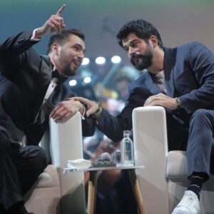 Vyacheslav Makarov Instagram - Фото с мировой звездой @burakozcivit ✅ 
Это были незабываемые 2 дня!
Москва Crocus City Hall и Санкт-Петербург БКЗ «Октябрьский», где с аншлагом прошёл киноконцерт
 «Музыка турецких сериалов» с участием @burakozcivit 
Это невероятное удовольствие брать интервью у международного артиста на глазах 7000 зрителей.
Мы как будто сидели на кухне:
легко, весело, а иногда по-философски говорили о важном.
И всё это в сочетании с фантастически красивой музыкой в исполнении симфонического оркестра.
Благодарю огромную команду за этот необычный и масштабный проект во главе с @fedulova13 
Бурак абсолютно открытый, легкий, настоящий артист с большим уважением ко всем вокруг👍
Мы бы могли говорить на сцене до утра 😂
К слову,сериал «Чёрная любовь» 
вышел в 110 странах мира на 50 языках 😱
⠀
P.s:Отдельное счастье было представить свою новую песню «Беги», которую зрители приняли невероятно тепло❤️
29 февраля её можно будет слушать везде🙏

#вячеславмакаров #славамакаров #певец #ведущий #турецкиесериалы #буракозчивит