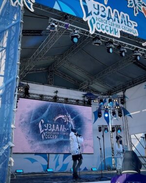 Vyacheslav Makarov Instagram - Искренне думал, что никто не придёт на центральную площадь Суздаля в такой лютый мороз!
Температура -25, но из-за высокой влажности ощущалось -31.
Но наш народ удивительно мощный!
Гуляли, пели, танцевали, проходили звонарный мастер-класс (только ленивый не ударил по колоколам звонницы😂)
Посмотрели ледовое шоу, водили хороводы всей площадью под песни в моем исполнении, зафиналили красивейшим салютом!
В это Рождество в Суздале было всё 🔥
Обожаю такие события за то, что можно ощутить русскую зиму, находиться в атмосфере счастья и предвкушения чуда ♥️
Спасибо моей соведущей @pososhok 👍
Организаторы @galyanalichkina 
@kolorit_event_agency ⭐️
Администрации города Суздаль

Праздник мечты состоялся 🍾🎄

#вячеславмакаров #славамакаров #суздаль#новогодняястолица #певец #ведущий