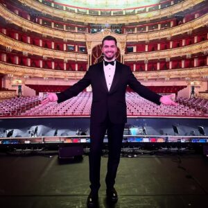 Vyacheslav Makarov Instagram - Расписываю вам досуг на сегодня.
✅ 22:15 Международная премия «Bravo” в Большом театре на канале «Культура» в 22:15
✅ 20:20 шоу «Маска» на НТВ ( 8 выпуск)
Меня много не бывает.Принимать,как витаминки☺️
Потом проверю вас на знание материала🎈

#вячеславмакаров #славвмакаров #певец #ведущий