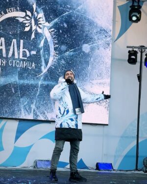 Vyacheslav Makarov Instagram - Искренне думал, что никто не придёт на центральную площадь Суздаля в такой лютый мороз!
Температура -25, но из-за высокой влажности ощущалось -31.
Но наш народ удивительно мощный!
Гуляли, пели, танцевали, проходили звонарный мастер-класс (только ленивый не ударил по колоколам звонницы😂)
Посмотрели ледовое шоу, водили хороводы всей площадью под песни в моем исполнении, зафиналили красивейшим салютом!
В это Рождество в Суздале было всё 🔥
Обожаю такие события за то, что можно ощутить русскую зиму, находиться в атмосфере счастья и предвкушения чуда ♥️
Спасибо моей соведущей @pososhok 👍
Организаторы @galyanalichkina 
@kolorit_event_agency ⭐️
Администрации города Суздаль

Праздник мечты состоялся 🍾🎄

#вячеславмакаров #славамакаров #суздаль#новогодняястолица #певец #ведущий