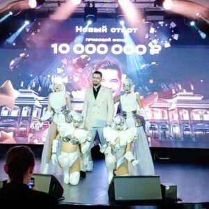 Vyacheslav Makarov Instagram - При просмотре данного видео  можно даже ПИКСЕЛЬнуть 🤣
Очень скептически отношусь к качеству видео с телефона, но вы так просили меня оставить хотя бы фрагментально в ленте выступление из Сочи,
то кто я такой, чтобы вам отказывать в этом ?!😀
Листай карусель 🎠
⠀
Балет @fantomasshow 
#ВячеславМакаров #славамакаров #певец #ведущий