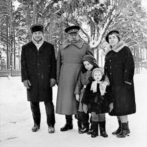 Vyacheslav Manucharov Instagram - Как то давным давно, Михаил Михайлович рассказывал мне Истрию которая и сейчас меня выручает в моменты принятия решения ))

В своё время  Михаил Державин был зятем прославленного советского маршала Семёна Михайловича Будённого. И вот однажды во время семейно-дружеского застолья, в присутствии легендарного красного конника, сидевшего во главе стола, Державин и Ширвиндт начали обсуждать одну непростую нравственную коллизию.

Суть этого жизненного и творческого конфликта была такова: оба актёра трудились в Московском драматическом театре на Малой Бронной под руководством Анатолия Эфроса, но Михаила Михайловича позвали работать в академический театр Сатиры. С одной стороны, Эфрос был авторитетный руководитель и серьёзный режиссёр, а с другой стороны, в театре Сатиры обещали первые роли. Первых ролей ему очень хотелось, но перед Эфросом было неловко.

Маршал Будённый послушал-послушал душевные метания-сомнения друзей-артистов и попросил уточнить, в чём, собственно, проблема. Не желая обижать старика, ему на пальцах объяснили ситуацию и даже попросили совета. Как у мудрого и пожившего человека...

Бывший командующий Первой конной армией немного помолчал, и ответил зятю так: – Миша! Я не знаю этих ваших театральных дел, но я скажу так… Вот представь себе… Степь! И едешь ты по степи верхами… А навстречу тебе едет какой-то человек. И ты не знаешь: белый он или красный…

На этом месте маршал вспомнил своё боевое прошлое, оживился, разошёлся, побагровел от воспоминаний и, опираясь на свой богатый житейский опыт, крикнул: – Миша, руби его нах…й!

Через несколько дней Державин ушёл от Эфроса в театр Сатиры. А вслед за ним спустя какое-то время в тот же театр перешёл и его друг – Александр Ширвиндт.