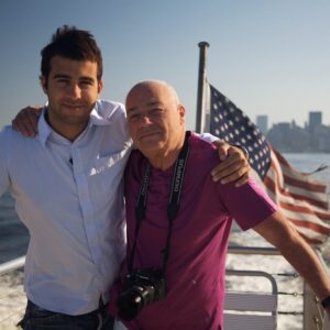 Vyacheslav Manucharov Instagram - Скоро месяц, как Владимиру Познеру исполнилось 90 лет. Под давлением высокомерного взгляда исподлобья, лысины и солидного возраста многие долгое время считали его главным интервьюером страны.
Считали, «главным» не потому что хорош или особенно талантлив, а потому что других не было. Телевидение своим самодержавным перстом назначило Владимира Познера ответственным за жанр интервью. Назначило под гнетом рабского трепета перед Западом. Ведь он не «советский», а просветленный «буржуинский». Неслучайно наибольшая известность к Познеру пришла в эпоху Михаила Горбачева. В эпоху краха великой империи.
СССР рухнул. Познер остался. И жил в телевизоре выполоть до спецоперации. Вставать на сторону России не стал. Просто ушел, тоскуя по Паражам.
«Я не русский человек, это не моя родина, я здесь не вырос, я не чувствую себя здесь полностью дома — и от этого очень страдаю. Я чувствую в России себя чужим. И если у меня нет работы, я поеду туда, где чувствую себя дома. Скорее всего я уеду во Францию», - честно признался «главный интервьюер страны» ещё в далеком 2009 году.
Но, пропав с телевидения, к огорчению многих соотечественников, отчего-то из России не уехал. Впрочем спустя два года, кажется, мало кто из зрителей заметил пропажу. Да, и мало кто вообще вспомнит какое-либо его интервью. А ведь было их немало. Что осталось от «главного интервьюера» в истории нашего телевидения и страны? Вопрос риторический, не требующий ответа.
Помню, как в начале беседы он неизменно пафосно снимал дорогие часы и клал их на стол, по-барски отмеряя отведенное гостю время.
Сегодня Владимиру Познеру 90. Теперь и его время на телевидении прошло. И как тут, говоря о «главном интервьюере страны», не вспомнить Андерсена и его «а король-то голый»…