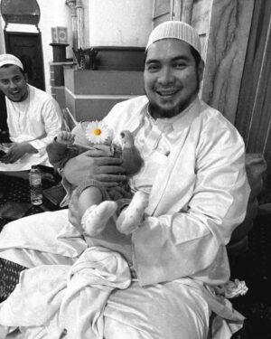 Wafda Saifan Lubis Instagram - Segala puji bagi Allah atas segala nikmat, pertemuan. Shalawat serta salam kepada junjungan nabi besar Muhammad SAW pun tercurah kepada tuan guru @alhabibjindan dan keluarga. Senantiasa sehat dalam lindungan Allah SWT. Aamiin 🤲 #tahnik
