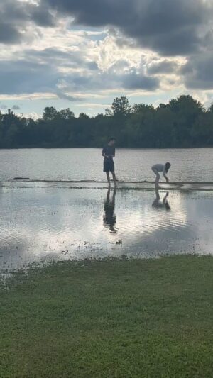 Walker Hayes Instagram - Trick shot day 349 😂😂😂 I could watch this a billion times 🤠 The boys crack me up!!!! Laney’s laugh gets me too❤️ 🦆🦌 Let’s goooooo!  Home stretch…17 left