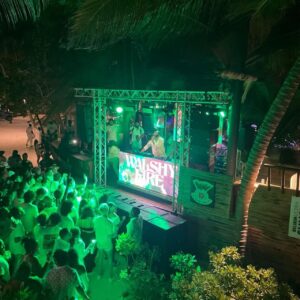 Walshy Fire Instagram - 🇧🇿 Incredible Country Belize. Thank You @belikinultra @shyne_bz @al_mamba for hosting me. 7 years is too long, nah mek dat happen again. 

@shyne_bz the world is waiting on your side of the story. 📕🙏🏽