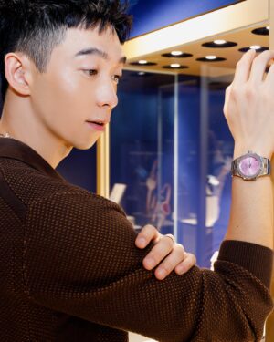 Wang Ko-Yuan Instagram - 讀了Chopard的品牌故事在三十歲即將過半的時刻很是鼓舞，對一件事的熱情，在熱情裡持續從經典中創新，支持電影，熱愛大自然，都是品牌的日常與精神。

出席活動配戴了Alpine Eagle 41 Rock Jasmine 岩石茉莉，粉紅錶面靈感來自於生長在阿爾卑斯山上花，花朵會從岩石縫中開出，象徵了生命力與無所畏懼的堅毅精神。仔細看錶盤可以觀察出模仿老鷹眼睛的虹膜設計，指針尾端則是像老鷹羽毛。另外一款手錶 Alpine Eagle XL Chrono提供了除了經典Lucent Steel精鋼製成外的鈦金屬選擇，抗腐蝕耐鹽水的特性也是極限運動愛好者熱愛的錶款。

今天的蕭邦之旅收穫滿滿，很是感謝，配戴一天也深深被錶款的細節與魅力吸引。附上一句讀到我喜歡的品牌精神：’Only the Alpine Eagle can gaze directly into the face of the sun.’

Brand @chopard 
Photographer @hyh_rexx 
Makeup @yml.makeup @husiniiimakeup 
Hair @driven.by @ajae_yt 
Stylist @tods 
Associated @ivonne._wang 
Many Thanks to Chopard Team 
Tim Cheng/Jessica Wang/Claire Shih
Sherine Tseng/Zoe Chen/Laura Yu/Rosine Wang
Howard Lin /Allen Shu/Ariel Chang/Albert Cheng