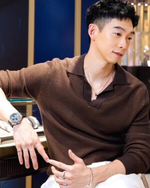 Wang Ko-Yuan Instagram - 讀了Chopard的品牌故事在三十歲即將過半的時刻很是鼓舞，對一件事的熱情，在熱情裡持續從經典中創新，支持電影，熱愛大自然，都是品牌的日常與精神。

出席活動配戴了Alpine Eagle 41 Rock Jasmine 岩石茉莉，粉紅錶面靈感來自於生長在阿爾卑斯山上花，花朵會從岩石縫中開出，象徵了生命力與無所畏懼的堅毅精神。仔細看錶盤可以觀察出模仿老鷹眼睛的虹膜設計，指針尾端則是像老鷹羽毛。另外一款手錶 Alpine Eagle XL Chrono提供了除了經典Lucent Steel精鋼製成外的鈦金屬選擇，抗腐蝕耐鹽水的特性也是極限運動愛好者熱愛的錶款。

今天的蕭邦之旅收穫滿滿，很是感謝，配戴一天也深深被錶款的細節與魅力吸引。附上一句讀到我喜歡的品牌精神：’Only the Alpine Eagle can gaze directly into the face of the sun.’

Brand @chopard 
Photographer @hyh_rexx 
Makeup @yml.makeup @husiniiimakeup 
Hair @driven.by @ajae_yt 
Stylist @tods 
Associated @ivonne._wang 
Many Thanks to Chopard Team 
Tim Cheng/Jessica Wang/Claire Shih
Sherine Tseng/Zoe Chen/Laura Yu/Rosine Wang
Howard Lin /Allen Shu/Ariel Chang/Albert Cheng
