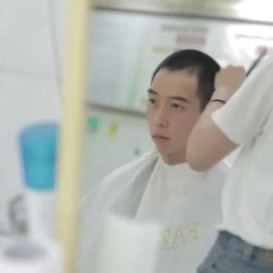 Wang Ko-Yuan Instagram - #life#taipei#working#theworldbetweenus#film#李曉明
昨天和一起長大的朋友聊天，他抱著他的小孩，我拿著冰美式，好久沒見面，也好久沒有這樣和他講話了，記得上一次和他這樣講話是他失戀，我陪他走去搭公車，那個時候我20歲，外面下著雨，我們只有一把傘，兩個人擠在傘裡面分享彼此的脆弱與無力。

我把那些對話寫下來，心中開始湧出某些激動，從年輕時候的做了再說，到現在我們開始學習如何慢下來和世界相處，也和自己身上的尖銳和解，很久不見，卻發現我們也都長大了。

《與惡》今天進入尾聲，但思考與辯證必須持續且永遠地在心中給我們力量，謝謝你們，也謝謝李曉明成為了我生命當中無法忘記的一段回憶。

側拍師 @kehanchen.tw 
髮型師 @yn__83