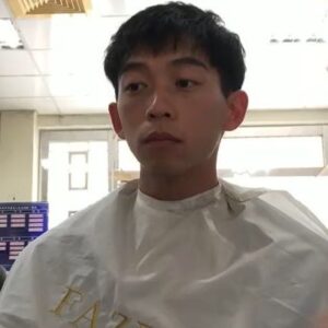 Wang Ko-Yuan Instagram - #life#taipei#working#theworldbetweenus#film#李曉明
昨天和一起長大的朋友聊天，他抱著他的小孩，我拿著冰美式，好久沒見面，也好久沒有這樣和他講話了，記得上一次和他這樣講話是他失戀，我陪他走去搭公車，那個時候我20歲，外面下著雨，我們只有一把傘，兩個人擠在傘裡面分享彼此的脆弱與無力。

我把那些對話寫下來，心中開始湧出某些激動，從年輕時候的做了再說，到現在我們開始學習如何慢下來和世界相處，也和自己身上的尖銳和解，很久不見，卻發現我們也都長大了。

《與惡》今天進入尾聲，但思考與辯證必須持續且永遠地在心中給我們力量，謝謝你們，也謝謝李曉明成為了我生命當中無法忘記的一段回憶。

側拍師 @kehanchen.tw 
髮型師 @yn__83