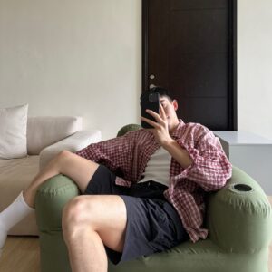 Wang Ko-Yuan Instagram - 日常碎片之一：
松阪老師和德郎先生的愛情故事每次看每次都好難過。除了松阪老師為了要住進德郎先生工作的醫院從樓梯上跳下去以外，最後德郎先生寫給松阪老師的信裡面說：「見不到我覺得寂寞的時，請抬頭看天空。我在挖掘工作的空檔，也會抬頭看天空。全世界的天空是相連的，所以當我們都看著天空的時候，心是相連的。」
（可元被重擊倒地不起）

日常碎片之二：
失去自我軸心的檢查法：對方轉一度你就轉了一圈然後開始暈。

日常碎片之三：
工作現場被罵哭的時候曾經有兩個我從來都沒有想過會接住過我的人走到我身邊接住我。一個人擋在我前面說他檢查一下機器，然後用氣音跟我說沒事；另外一個人把東西放在地上從遠方走過來在我耳邊說了一些話，用我這輩子都不會忘記的微笑和眼神盯著我點了點頭。每次覺得腦袋很混亂的時候我都會想起這兩個人，有一個人永遠見不到了，另外一個很難見到，想起的時候腦子裡總是千頭萬緒。
