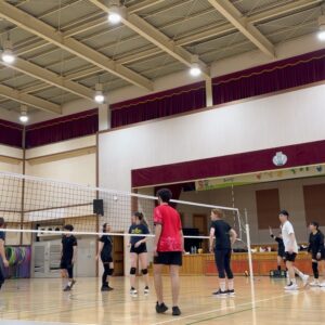Wang Ko-Yuan Instagram - 日常碎片之一：
用錢和看事情方式的不同是一個跨不去的代溝，一字馬也跨不過去。這個男的快遲到了還是要騎腳踏車跟拍一張照。

日常碎片之二：
今天在逛超市買日用品的時候因為眼前的韓文實在太難頓時迷失在原地，腦中卻突然飄過前幾天看到友人轉發的一句話：「一個人只要解決孤單就好，兩個人呢就會生出一大堆麻煩。」原本想要打給韓國友人求救，但今天的心情是只想一個人，於是把KakaoTalk關掉改成Naver字典。

日常碎片之三：
在韓尋找健康餐盒的時候被地圖帶去另外一間店，店主是三位姊姊，用韓文混著英文點餐的時候說出了：「사장님들 너무 예쁘고 친절해요.」而獲得好吃餅乾和一整天的好心情。

最近地震好頻繁，希望大家都平平安安注意安全🙌🏻✨