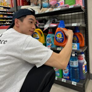 Wang Ko-Yuan Instagram - 日常碎片之一：
回來幾天，最有效率把自己召喚回來的方式是去逛超市，買了無糖豆漿、奇異果和燕麥。今天最喜歡的行程是喝完冰美式坐在沙發上發呆，滑手機看到某個留言串裡的是日救星：「人都會有狀態不好的時候，不要太嚴格嚕。」

日常碎片之二：
我：這樣看起來腿的比例不好
韓國友人：好（把手機拿去過）
韓國友人：這樣可以嗎
我：？
韓國友人：（突然開始唱歌）
我：？

日常碎片之三：
第Ｎ次首爾，每次來都會在空氣裡聞到一種味道，上網查了以後發現大家都聞過這個味道，是一種只有在首爾空氣或是某個人走過去的時候會突然飄過的味道，淡淡的很舒服但不是香水味，有人說是洗衣劑，有人說是烘衣紙，來韓一個月至今都還沒有辦法解答到底是什麼味道。