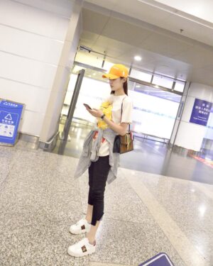 Wang Shuang Instagram - 九月，开学季。
大家也要注意身体。
又又 已经哑了😂😂。