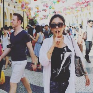 Wang Shuang Instagram - 哈哈 看到有人留言说，虽然现在不能出门旅游，但可以发发以前的旅游照。那好吧，我翻了翻相册，找出几张年轻时的我，哈哈哈。当然现在依然年轻。😜😜😜