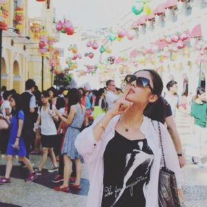 Wang Shuang Instagram - 哈哈 看到有人留言说，虽然现在不能出门旅游，但可以发发以前的旅游照。那好吧，我翻了翻相册，找出几张年轻时的我，哈哈哈。当然现在依然年轻。😜😜😜