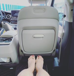 Wang Shuang Instagram - 花花早就开了，拍完忘记发了🤣。
图二：新做的指甲颜色。😝