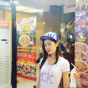 Wang Shuang Instagram - 哈哈 看到有人留言说，虽然现在不能出门旅游，但可以发发以前的旅游照。那好吧，我翻了翻相册，找出几张年轻时的我，哈哈哈。当然现在依然年轻。😜😜😜