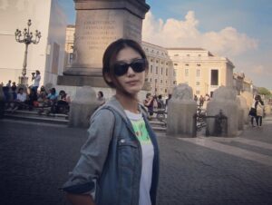 Wang Shuang Instagram - 哈哈 看到有人留言说，虽然现在不能出门旅游，但可以发发以前的旅游照。那好吧，我翻了翻相册，找出几张年轻时的我，哈哈哈。当然现在依然年轻。😜😜😜
