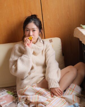 Wang Shuang Instagram - 天气转凉，注意增减衣服。🥰