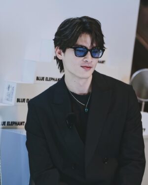Wang Ting Yun Instagram - 風靡了韓國藝人圈最新時尚寵兒「BLUE ELEPHANT」，憑藉著好入手的價格，以及無馬虎的細節提升，屢屢增益，每一季所推出的新設計也都有非常多樣化的選擇。

這次也很開心來擔任中山新光三越南西館的一日店長，雖然平常還是喜歡偏大鏡框的墨鏡，但當天也試戴了許多新潮的各種款式，發現自己還是喜歡偏大鏡框的款式🤣在炎熱的夏天希望大家趁著活動有折扣的時候可以多多去挑選自己喜愛的墨鏡🕶️

Hair : @terrencestudio 
📷 : @benson_phot @dyc_lab_ 

【店鋪資訊】
◆BULE ELEPHANT 新光三越信義A11 1F
◆BULE ELEPHANT 新光三越台中中港B1
◆BULE ELEPHANT 新光三越南西三館 1F

【活動資訊】
LET’S SUMMER TIME 放鬆一夏吧！
活動區間： 即日起到7/31
活動內容： 全品項，單隻95折，兩隻9折(含以上)
<品牌單位保有最終修改、變更、活動解釋及取消本活動之權利>
@somethinglove_tw @blueelephant.co 
#BLUEELEPHANT #blueelephant
