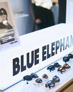Wang Ting Yun Instagram - 風靡了韓國藝人圈最新時尚寵兒「BLUE ELEPHANT」，憑藉著好入手的價格，以及無馬虎的細節提升，屢屢增益，每一季所推出的新設計也都有非常多樣化的選擇。

這次也很開心來擔任中山新光三越南西館的一日店長，雖然平常還是喜歡偏大鏡框的墨鏡，但當天也試戴了許多新潮的各種款式，發現自己還是喜歡偏大鏡框的款式🤣在炎熱的夏天希望大家趁著活動有折扣的時候可以多多去挑選自己喜愛的墨鏡🕶️

Hair : @terrencestudio 
📷 : @benson_phot @dyc_lab_ 

【店鋪資訊】
◆BULE ELEPHANT 新光三越信義A11 1F
◆BULE ELEPHANT 新光三越台中中港B1
◆BULE ELEPHANT 新光三越南西三館 1F

【活動資訊】
LET’S SUMMER TIME 放鬆一夏吧！
活動區間： 即日起到7/31
活動內容： 全品項，單隻95折，兩隻9折(含以上)
<品牌單位保有最終修改、變更、活動解釋及取消本活動之權利>
@somethinglove_tw @blueelephant.co 
#BLUEELEPHANT #blueelephant