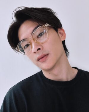 Wang Ting Yun Instagram - 風靡了韓國藝人圈最新時尚寵兒「BLUE ELEPHANT」，憑藉著好入手的價格，以及無馬虎的細節提升，屢屢增益，每一季所推出的新設計也都有非常多樣化的選擇。

這次也很開心來擔任中山新光三越南西館的一日店長，雖然平常還是喜歡偏大鏡框的墨鏡，但當天也試戴了許多新潮的各種款式，發現自己還是喜歡偏大鏡框的款式🤣在炎熱的夏天希望大家趁著活動有折扣的時候可以多多去挑選自己喜愛的墨鏡🕶️

Hair : @terrencestudio 
📷 : @benson_phot @dyc_lab_ 

【店鋪資訊】
◆BULE ELEPHANT 新光三越信義A11 1F
◆BULE ELEPHANT 新光三越台中中港B1
◆BULE ELEPHANT 新光三越南西三館 1F

【活動資訊】
LET’S SUMMER TIME 放鬆一夏吧！
活動區間： 即日起到7/31
活動內容： 全品項，單隻95折，兩隻9折(含以上)
<品牌單位保有最終修改、變更、活動解釋及取消本活動之權利>
@somethinglove_tw @blueelephant.co 
#BLUEELEPHANT #blueelephant