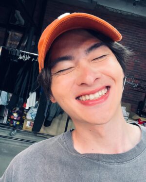 Wang Ting Yun Instagram - 以前一直以為矯正牙齒為的都是美觀的部分，也覺得吃飯的時候都用後排牙齒撕咬，後來醫生就跟我說虎牙在對的位置你就覺得吃飯會輕鬆很多尤其是不好咬的食物，結果還真是。最近很多人開始問我的牙齒看起來整齊許多是否結束矯正了，但其實還有最後咬合的狀態在調整🥲我會堅持下去的。
@sov.dental 
@sunlight.taipei 

#sov美麗日記 #sov隱形牙套 #劉曉麗醫師 #日亞美牙醫診所 #隱形牙套 #牙齒矯正 #隱形矯正 #透明牙套 #透明矯正