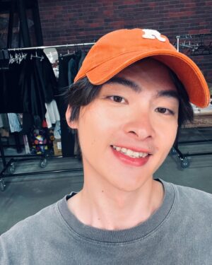 Wang Ting Yun Instagram - 以前一直以為矯正牙齒為的都是美觀的部分，也覺得吃飯的時候都用後排牙齒撕咬，後來醫生就跟我說虎牙在對的位置你就覺得吃飯會輕鬆很多尤其是不好咬的食物，結果還真是。最近很多人開始問我的牙齒看起來整齊許多是否結束矯正了，但其實還有最後咬合的狀態在調整🥲我會堅持下去的。
@sov.dental 
@sunlight.taipei 

#sov美麗日記 #sov隱形牙套 #劉曉麗醫師 #日亞美牙醫診所 #隱形牙套 #牙齒矯正 #隱形矯正 #透明牙套 #透明矯正