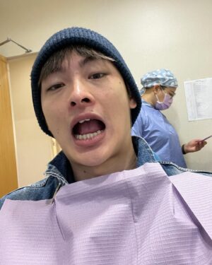 Wang Ting Yun Instagram - 今天來介紹一下我的牙醫師#劉曉麗醫師，人狠話不多（誤，我很喜歡她的坦白，她都會提醒我說：可能會有點痛喔要忍耐一下，就真的是有點痛😂，很尊重我不會騙我，劉醫師就像溫柔的嚴師一般，雖然有點矛盾但這種直接面對的感覺效果才是最好的，這段時間我也不敢不聽話好好的戴所以目前牙套進度都還算不錯，希望今年應該可以完美的告一段落～吧

#sov美麗日記 #sov隱形牙套 #劉曉麗醫師 #日亞美牙醫診所 #隱形牙套 #牙齒矯正 #隱形矯正 #透明牙套 #透明矯正