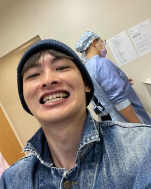 Wang Ting Yun Instagram - 今天來介紹一下我的牙醫師#劉曉麗醫師，人狠話不多（誤，我很喜歡她的坦白，她都會提醒我說：可能會有點痛喔要忍耐一下，就真的是有點痛😂，很尊重我不會騙我，劉醫師就像溫柔的嚴師一般，雖然有點矛盾但這種直接面對的感覺效果才是最好的，這段時間我也不敢不聽話好好的戴所以目前牙套進度都還算不錯，希望今年應該可以完美的告一段落～吧

#sov美麗日記 #sov隱形牙套 #劉曉麗醫師 #日亞美牙醫診所 #隱形牙套 #牙齒矯正 #隱形矯正 #透明牙套 #透明矯正