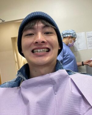 Wang Ting Yun Instagram - 今天來介紹一下我的牙醫師#劉曉麗醫師，人狠話不多（誤，我很喜歡她的坦白，她都會提醒我說：可能會有點痛喔要忍耐一下，就真的是有點痛😂，很尊重我不會騙我，劉醫師就像溫柔的嚴師一般，雖然有點矛盾但這種直接面對的感覺效果才是最好的，這段時間我也不敢不聽話好好的戴所以目前牙套進度都還算不錯，希望今年應該可以完美的告一段落～吧

#sov美麗日記 #sov隱形牙套 #劉曉麗醫師 #日亞美牙醫診所 #隱形牙套 #牙齒矯正 #隱形矯正 #透明牙套 #透明矯正