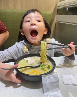 Wang Ting Yun Instagram - 2023有點漫長，後半年不太順利前陣子手機壞了，剩下的照片也不多，還好我是個記性好的人吧，希望新的一年可以順利平安拜託，也希望新的一年工作滿滿，也經歷痛苦不順的大家感謝你們讓我不孤單😂下坡走久了也該上坡了吧有夠長，先祝大家2024新年快樂，平安是福❤️
