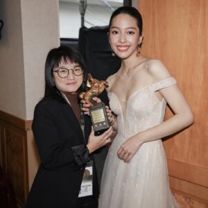 Wang Yu-xuan Instagram - 大家好
想跟大家更新及報告
今年四月底即將從幸星娛樂畢業啦

從踏入演員這條路開始一直都是林可喬女士陪在我身邊，教我如何對待演員這份工作，如何應對和保護自己，如何對演員這樣的職業保持高度的自持，而幸星娛樂的所有前輩們都是我的榜樣資優生，我打從心裡喜歡公司所有演員的開朗、樂觀及善良，希望之後我們也能繼續相遇，也祝福公司的你們一切順利，把幸福帶給身邊的工作人員和觀眾。小鈴姐、昊奇、林孫、少宗哥、家慧姐、政均、銀豪，真的每個都是讓人喜愛的存在和優秀的演員，好想跟你們一起演戲，當然還有傅傅和波妞、波妞爸媽，謝謝你們總是寵愛我。

我和林可喬女士也一起經歷了很多難關和挑戰，包括第一支長片、第一次入圍、第一次得獎、好幾次的意見不同、好幾次溝通與和解，每個人生快樂和沮喪的時刻都在彼此身旁，我們在對方身邊一起成長和冒險，一起闖了很多艱困的關卡（可能要配合我學校的時間是最難的一關🤣），謝謝妳當時願意相信一個沒人看見的肉肉小渝萱，謝謝妳的包容和努力，儘管有很多吵鬧，但美好的部分更多，謝謝慧翎導演讓我碰見妳，我愛妳。

未來會有更多的新挑戰
我會繼續以演員的身份向前
請大家繼續期待新的作品 
我也會繼續加油
謝謝幸星娛樂的你們

王渝萱
