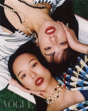 Wang Yu-xuan Instagram - VOGUE eCover MAR 
小時候睡覺睡到一半被踹醒，被嚇到哭，爸爸媽媽衝進來，姊姊說她夢到討厭的同學，長大後發現一個禮拜根本不可能夢到討厭的同學這麼多次。
考上高中那年姊姊帶我去買了一隻狗玩偶，取名叫六人行裡的菲比，菲比是我養的第一隻動物，我每天跟菲比講很多話，菲比成為靈性之狗，王渝屏成為一個不錯的姊姊，而我，一直都是好妹妹（錯誤）。
👨‍👩‍👧‍👧🐞👼🍒💫🐝😮‍💨
———
Project managing director：Amber Lo @yenchenlolo
Managing editor：Emma Huang @emmahuang1030
Photographer：Deon Wong @deonwong
Video Director : HsiangLin @hsiang0
Art Design：林秋
Stylist：Kevin Cheng @orangekai @thekaiissue
Interview：Ariel Hsu
Makeup：@nash_chen 
Hair：@odyeweng