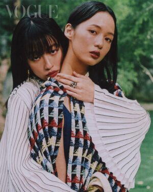 Wang Yu-xuan Instagram - VOGUE eCover MAR 
小時候睡覺睡到一半被踹醒，被嚇到哭，爸爸媽媽衝進來，姊姊說她夢到討厭的同學，長大後發現一個禮拜根本不可能夢到討厭的同學這麼多次。
考上高中那年姊姊帶我去買了一隻狗玩偶，取名叫六人行裡的菲比，菲比是我養的第一隻動物，我每天跟菲比講很多話，菲比成為靈性之狗，王渝屏成為一個不錯的姊姊，而我，一直都是好妹妹（錯誤）。
👨‍👩‍👧‍👧🐞👼🍒💫🐝😮‍💨
———
Project managing director：Amber Lo @yenchenlolo
Managing editor：Emma Huang @emmahuang1030
Photographer：Deon Wong @deonwong
Video Director : HsiangLin @hsiang0
Art Design：林秋
Stylist：Kevin Cheng @orangekai @thekaiissue
Interview：Ariel Hsu
Makeup：@nash_chen 
Hair：@odyeweng