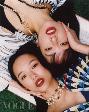 Wang Yu-xuan Instagram - #VogueECover  在彼此身上感受、學習並成長，她們似乎截然不同，卻又其實很像。

姐姐渝屏是一個很有要求的人，會替自己設規定，比方一週要運動三次，比方開始寫劇本的她，規定即使沒靈感，一天也必須在書桌前待五小時......，彷彿是一種限制，但她說，當你可以自我控制時，你的心其實是自由的；妹妹渝萱看似大大咧咧的隨興，卻是個徹頭徹尾的完美主義者，她知足卻又貪心的希望所有事都按自己的想法完成，心裡常天人交戰。

渝屏與渝萱不約而同走上表演之路，以表演為基底，揮灑屬於自己的獨特，就像一場雙人舞，她們踩踏著同樣的步伐，但書寫著不同軌跡，在行進中，各自燦爛。

🔗 看更多獨家精彩專訪內容，請點 @voguetaiwan 首頁連結

Talent: 王渝屏 ＠wang.yu.ping 王渝萱 ＠se8830

APAC Editorial Director: Leslie Sun @sunles
Project managing director: Amber Lo @yenchenlolo
Managing editor: Emma Huang @emmahuang1030

Photographer: Deon Wong @deonwong
Video Director: HsiangLin @hsiang0 
Director of Photography: Eric Chiang @chiang_shang_yun
Camera Assistant: Kenny Lee @bombomkenny
Gaffer: Cash Ng @cashng
Best Boy: Eddie Huang
Set Design: Chiu Lin 
Interview: Ariel Hsu 

Stylist: Kevin Cheng @orangekai @thekaiissue
Yuping
Makeup: Shin Tsai @shintsaimakeup
Hair: Uffie Chien @uffie1992
Yuxuan
Makeup: Nash Chen @nash_chen
Hair: Odye Weng（Hairmosa.lab） @odyeweng
Fashion: CHANEL @chanelofficial 

#王渝屏 ＃王渝萱 #vogueceleb