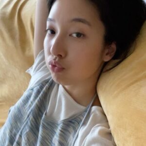 Wang Yu-xuan Instagram - 端午這一小時 向大家報告一下
有成功立蛋 要拿手機的時候被貓弄倒 
但我的人生通常是這樣 就算了