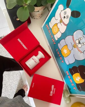 Wang Yu-xuan Instagram - 端午這一小時 向大家報告一下
有成功立蛋 要拿手機的時候被貓弄倒 
但我的人生通常是這樣 就算了