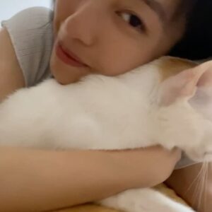 Wang Yu-xuan Instagram - 端午這一小時 向大家報告一下
有成功立蛋 要拿手機的時候被貓弄倒 
但我的人生通常是這樣 就算了